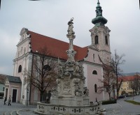 Kostel a Mariánský sloup v Hainburgu