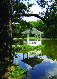 Zámecký altán u rybníka