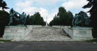 Památník - sousoší, schodiště a pylon