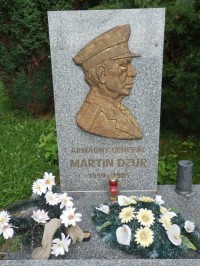 Hrob Martina Dzúra, detail