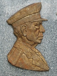 Profil Martina Dzúra na náhrobním kamenu