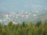 Obec Lipí, vpravo vzadu část Náchoda, přiblíženo