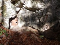 Lomová stěna se zabezpečeným vstupem do jeskyně