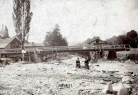 Fotografie z 30. července 1897, most s provizorní lávkou