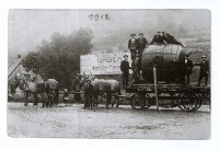 Fotografie z roku 1912, přestávka v zatáčce před mostem, náklad směřuje do papíren