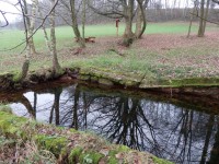 Malá vodní nádrž, pár metrů za ní je studánka