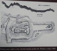 Půdorysný náčrt a řez zbytků hradu (ofoceno z informační tabule)