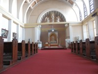 V kostelní lodi, pohled k oltáři