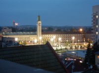 Pohled z věže na budovu hlavního nádraží a Riegrovo náměstí