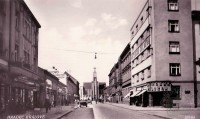 Historická pohlednice z roku 1931 - pohled na kostel z Dukelské (dříve Husovy) ulice