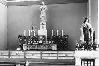 Hlavní oltář na historické fotografii