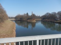 Pohled z mostu na soutok Labe (vlevo) s Orlicí (vpravo), mezi řekami jsou Jiráskovy sady