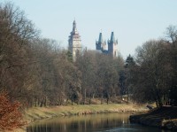 Pohled z mostu na Bílou věž a Chrám sv. Ducha, přiblížení