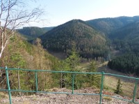 Pohled přes Krkavčí údolí na část Gór Kruczych, uprostřed je vrch Bógdat 