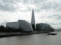 Pohled na Shard z Tower Bridge