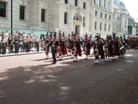 Scots Guard (Skotská garda) v kiltech a s dudami