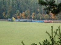 Údolím vede železniční trať z Letohradu do Ústí nad Orlicí