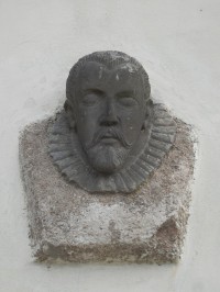Reliéf hlavy ve zdi kostela