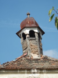 Věžička na střeše. Zvonem v ní drábové svolávali poddané na robotu. Věžička je skutečně nakřivo