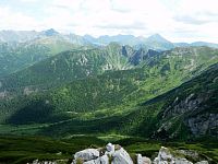 Pohled z vrcholu, vzadu jsou Vysoké Tatry
