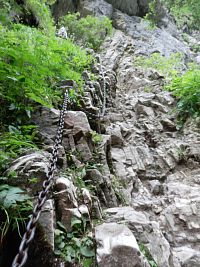 Řetězy mezi žebříkem a vstupem do jeskyně
