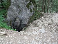 Výlez z jeskyně, vpravo se napojuje obcházející stezka