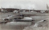 Fotografie z roku 1924, pohled přes Jizerku k osadě, zleva hospoda Pyramida, panský dům, nová sklárna a škola  
