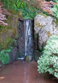 Vodopád v horní části zahrady