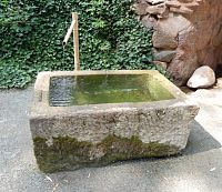 Kamenná nádržka na vodu u vodopádu