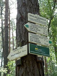 Turistický ukazatel u přírodní památky. Od zeleně značené cesty je vzdálená pouhých 200 metrů