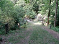 Štolpišská silnice u dřevěné lávky přes potok Černý Štolpich, pomníček je na stromě vpravo, přibližně 10 m před lávkou (upozorní na něj malá modrá tabulka)