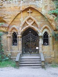 Novogotický portál kaple