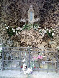 Pohled do kaple se sochou Panny Marie