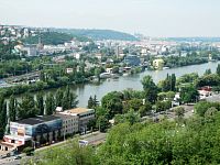 Pohled přes Vltavu na Smíchov, Malou Stranu, Petřín a Hradčany - srpen 2018