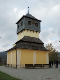Czermna - kostnice (Kaplica Czaszek), za ní je zvonice