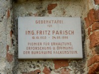 Pamětní deska na zdivu hlavního paláce věnovaná Fritzi Parischovi, průkopníkovi pro ochranu a výzkum hradu