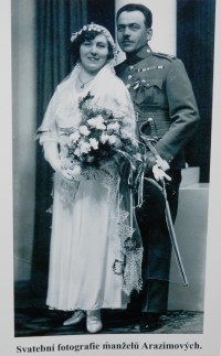 Svatebmí fotografie manželů Arazimových z roku 1933, četníci se dříve mohli ženit až po dosažení 30 let věku