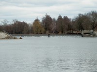 Malšovický jez z pravého břehu Orlice, vpravo je vorová propust