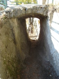 Tunýlek v zadní části hradu