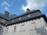 2012-05 - pravé křídlo zámku s mansardovou střechou