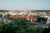 Pohled na žižkovskou věž z levého břehu Vltavy