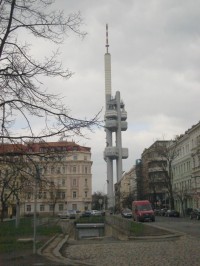 Žižkovská věž z náměstí Jiřího z Poděbrad