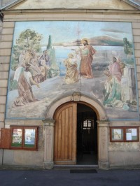 Vchod do kostela s malbou