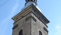 Římsa kostelní věže se ztužujícími prvky