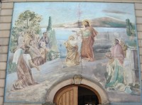 Malba nad vchodem do kostela