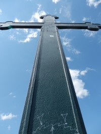7 m vysoký železný kříž