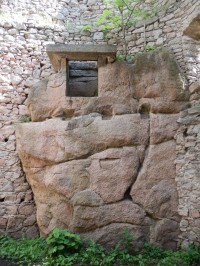 Kamenné zdivo v kombinaci se žulovou skálou 