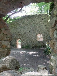 Pohled na nádvoří nejstarší starověké části hradní zříceniny