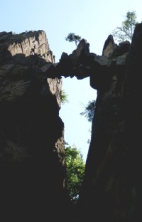 Okno se skalním mostem