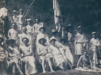 Pánská skupina na proceduře - historická fotografie z roku 1910